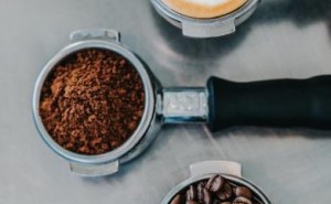 咖啡拉花：一杯饮品背后的艺术对话者