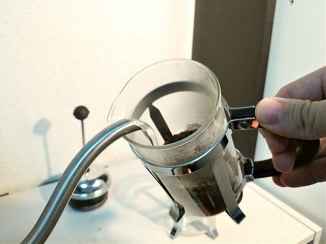 压盒机与12-cup咖啡压滤壶使用咖啡调配