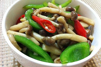 蚝油蟹味菇炒青椒 蚝油蟹味菇炒青椒