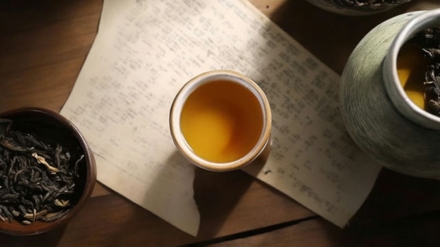 黑茶中间白色,是否发霉? 黑茶中间白色,是否发霉?