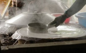 摆地摊的小吃店：从零开始的小吃之旅_自己学点小吃去摆地摊需要什么证